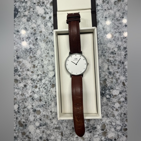 Daniel Wellington women’s leather watch 40mm - Picture 8 of 10